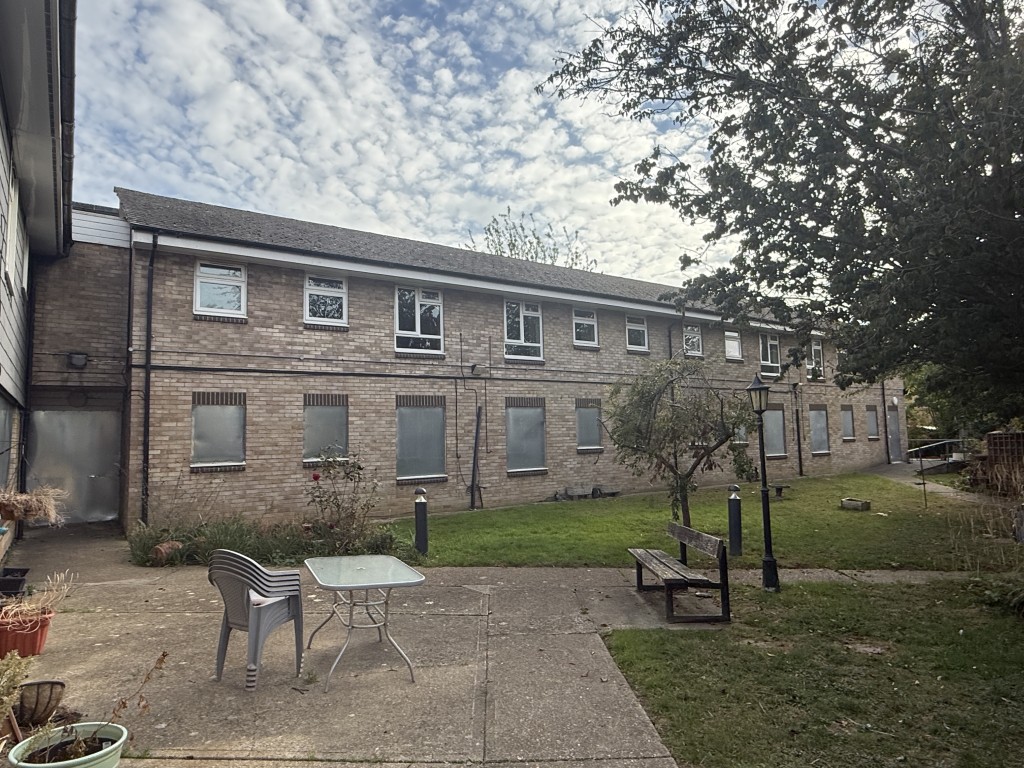 Lot: 20 - SUBSTANTIAL DETACHED BLOCK OF 23 UNITS ON 0.47 ACRES WITH DEVELOPMENT POTENTIAL - Rear View of Large Block of Residential Units